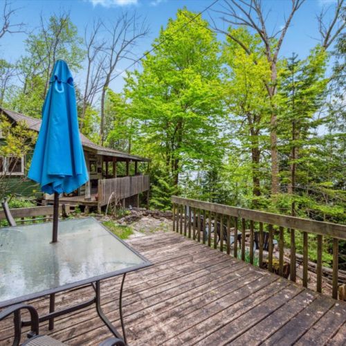 Dine among the treetops on this spacious forest-view deck. From sunrise coffee to sunset dinners, enjoy filtered views of Georgian Bay and the surrounding Escarpment woods in peaceful seclusion.