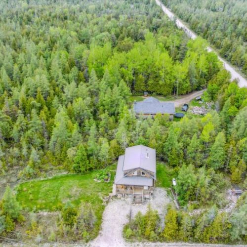 An expansive acre nestled in Pike Bay’s peaceful woods. Enjoy nature, seclusion, and a short walk to local attractions—all from this perfectly placed retreat.