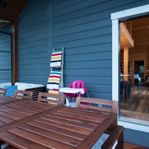 Seamless indoor-outdoor living—step from the Muskoka room dining area back into the heart of the home.