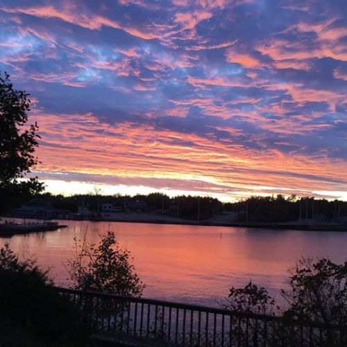 Watch the sky transform into a canvas of pinks, purples, and oranges right from your deck. This peaceful marina view offers a perfect ending to your day—ideal for evening tea, quiet reflection, or a romantic moment as the sun dips behind the trees.