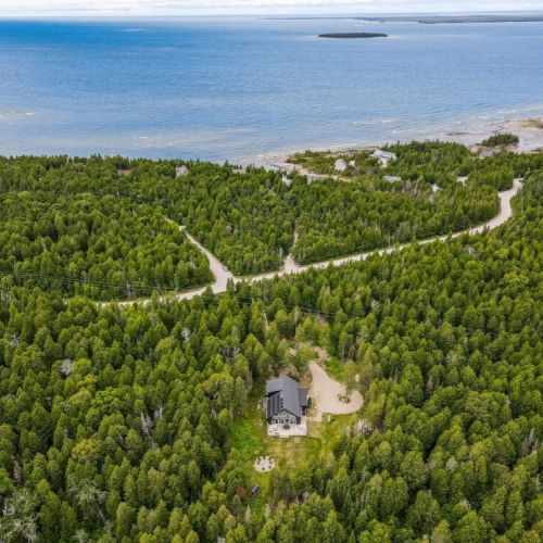 A bird's eye of The Cedarwood: Close to the water accesses of Sunset Park just a few minutes walk from the house, and the unreal aqua-blue waters of Georgian Bay.  The Cedarwood is close to the National Park, Bruce Trail and more.