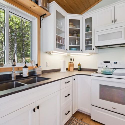 Bright, functional, and fully stocked, the kitchen makes it easy to prepare everything from quick breakfasts to family dinners.