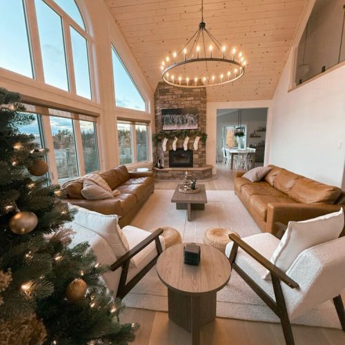 Sweeping lake views, glowing holiday décor, and fireside comfort—your perfect winter gathering space.