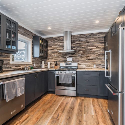 Modern, fully equipped kitchen with premium finishes—perfect for cooking and entertaining.