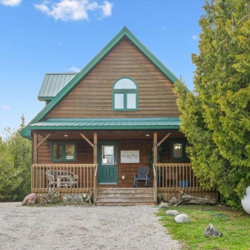 A warm and inviting exterior makes Paradise Pines feel like home from the moment you arrive.