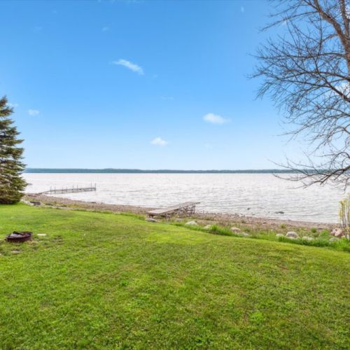 Wake up to this – a lush green lawn stretching to the water’s edge, ideal for games, picnics, or simply enjoying the natural surroundings.