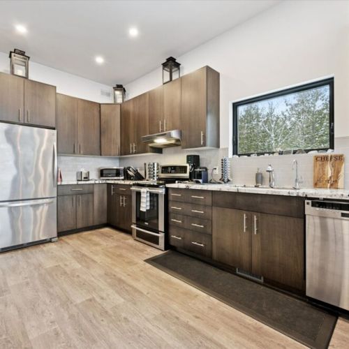 A well-equipped kitchen with generous counter space and modern appliances, ideal for everything from quick breakfasts to relaxed dinners.