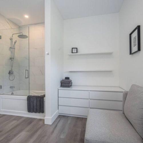 The King's ensuite with walk in rain shower tub and lounge.