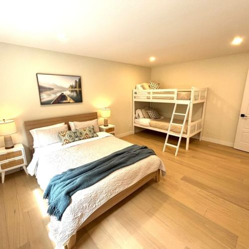 Another inviting group-friendly room – enjoy a queen bed and twin bunk beds in a bright, open layout ideal for families or friends traveling together.