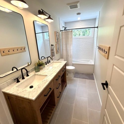 Bright, fresh, and fully stocked – this stylish bathroom with a double vanity and tub/shower combo offers spa-like comfort for your group.