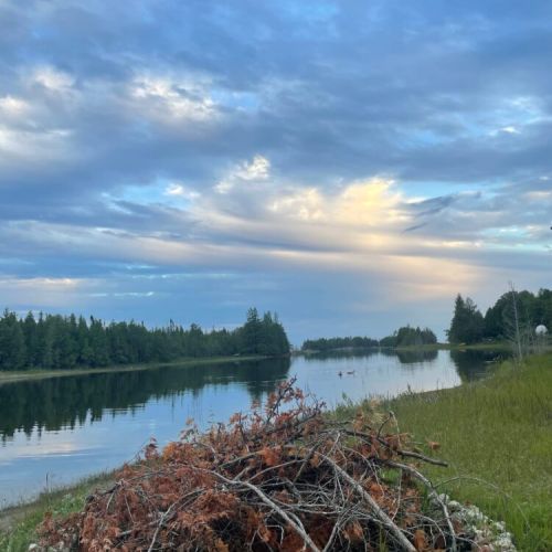 Peaceful waterfront views, ideal for enjoying sunsets and quiet evenings by the bay