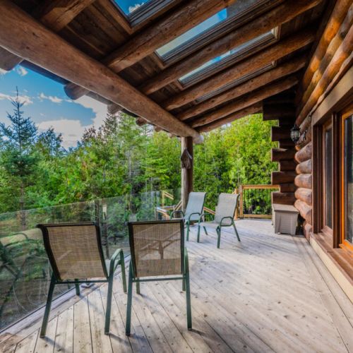 Enjoy sweeping views from this expansive deck, featuring multiple seating options. A serene and inviting space to take in the beauty of the Bruce Peninsula.