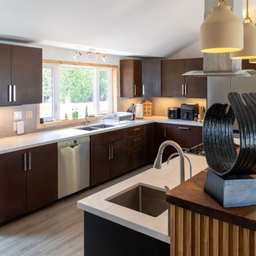 Aspiring chefs will love this well-equipped kitchen. The spacious layout, ample counter space, and top-of-the-line appliances make cooking a joy.