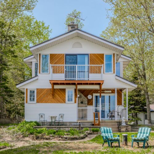 Beeshore features an expansive yard with a scenic view of the waterfront, directly accessible across the road.