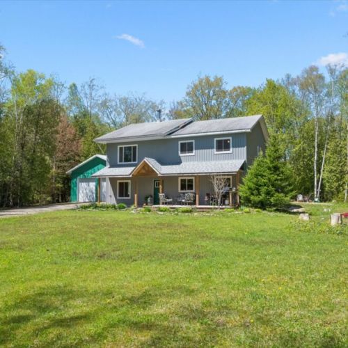 Set on a spacious, tree-lined property, Larkwhistle Cottage offers plenty of room to relax, play, and enjoy the peaceful natural surroundings.