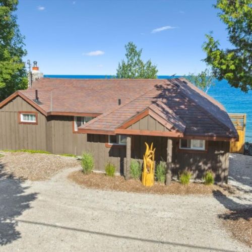 Arrive at Cedar & Stone with Georgian Bay shimmering just beyond. A welcoming and private retreat from the moment you pull in.
