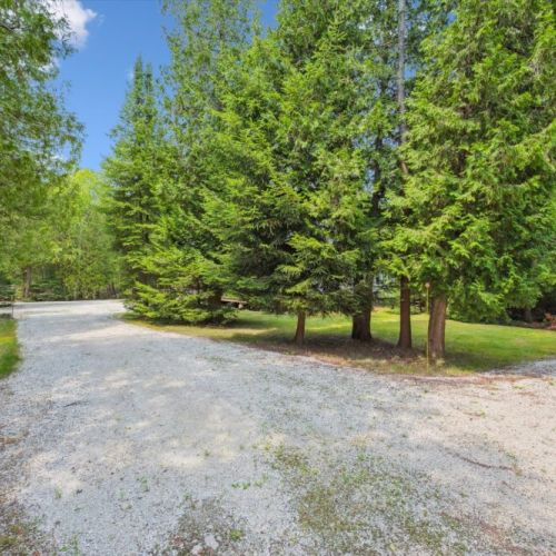 Ample parking space and a tree-lined entrance provide both privacy and convenience during your stay.