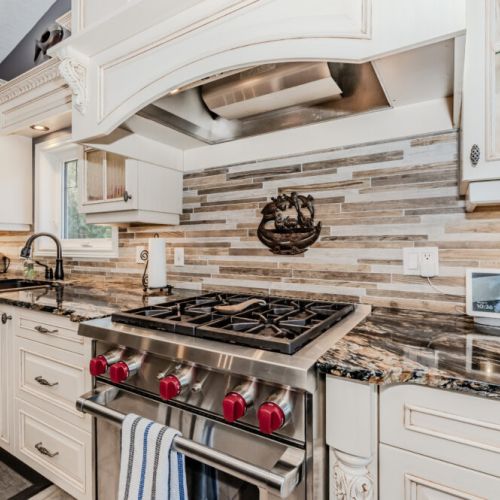 Cook like a pro in this chef’s kitchen featuring a high-end gas range, elegant finishes, and rustic-modern style—ideal for culinary-inspired getaways or family meals in the forest.