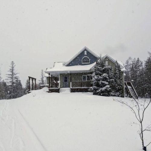 Discover the charm of winter at this snowy forest cottage—ideal for ski weekends, holiday escapes, or serene snowy retreats.