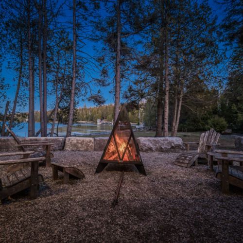Unwind by the lakeside fire pit at this cozy vacation rental, perfect for stargazing, roasting marshmallows, and enjoying peaceful waterfront evenings in cottage country.