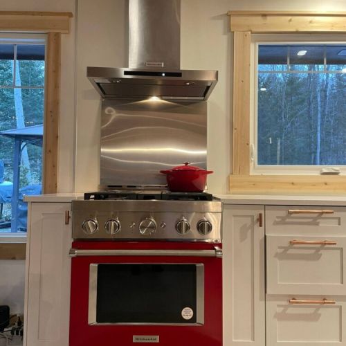 Fire up family meals with this bold KitchenAid gas range—where sleek design meets cozy cottage vibes. Perfect for breakfast feasts or simmering dinner after a day outdoors.