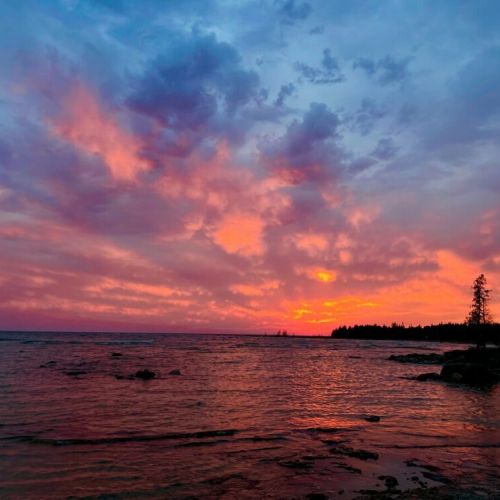 A gorgeous sunset captured by guest Danting Jiang.