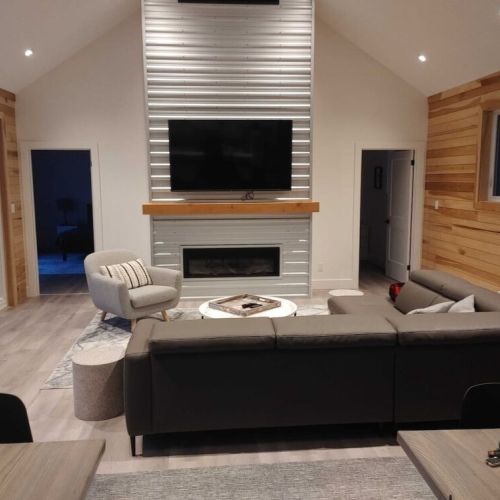 As cozy in the evening as it is during the day. Enjoy the fireplace while lounging.