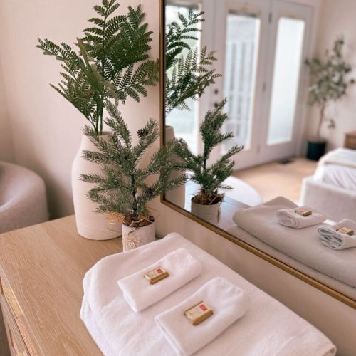 Thoughtful winter touches and cozy comforts await in every room at Driftwood.