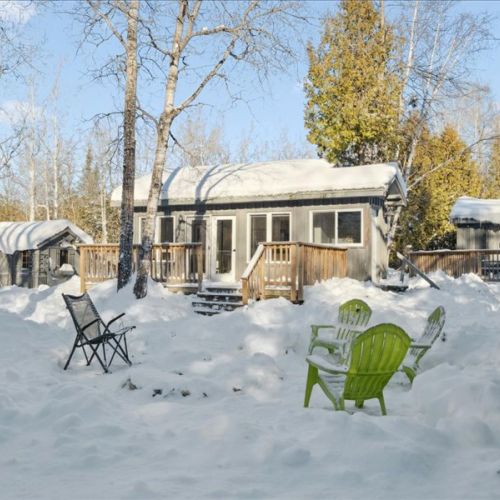 Winter-ready outdoor seating area for fresh air and peaceful forest views. A great spot for mornings outside or unwinding after a day exploring.