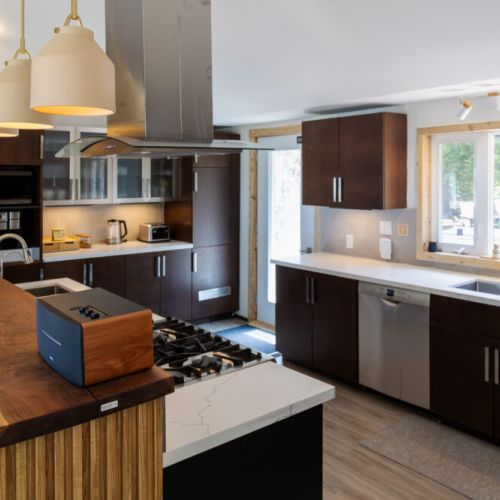 Aspiring chefs will love this well-equipped kitchen. The spacious layout, ample counter space, and top-of-the-line appliances make cooking a joy.