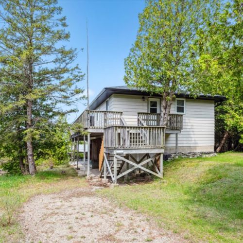 Welcome to Stonehenge — a charming, rustic retreat nestled on the edge of Dorcas Bay near Tobermory. This cottage’s elevated deck and cozy exterior welcome you into a space designed for comfort and relaxation.