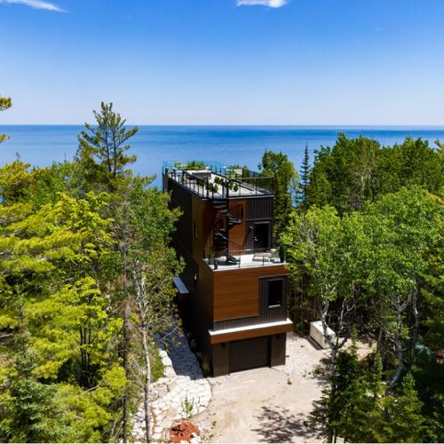 Nestled high among mature trees, Borchardt Lookout offers privacy and tranquility—an intentional escape designed for slowing down and reconnecting.