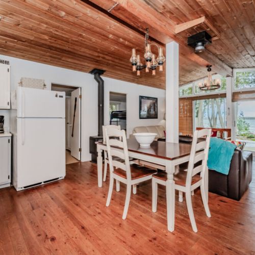 Enjoy meals with stunning lake views and a warm, wood-accented interior—ideal for lakeside dining with family and friends.