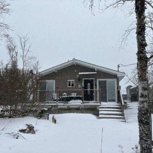 A charming four-season cottage surrounded by snow and forest. Ideal for winter travel, cozy getaways, and nature-focused escapes.