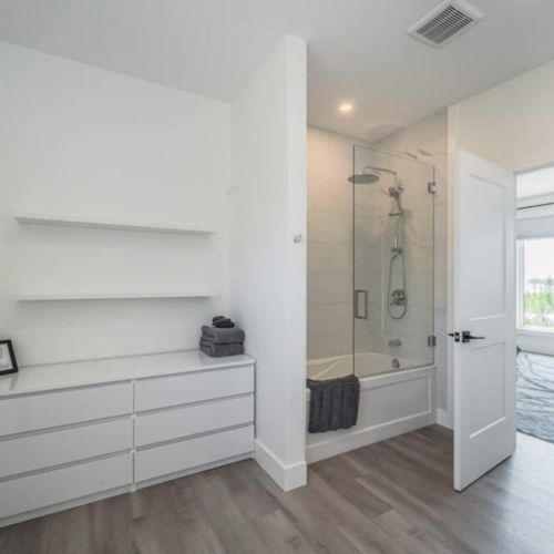 The Queen's ensuite with smart mirror.