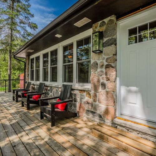 Start your day on the front deck with forest views and birdsong. Perfect for morning coffee, golden hour chats, or a quiet evening by the woods.