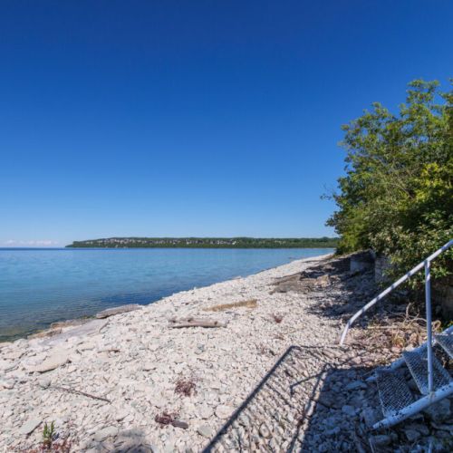 Private shoreline access lets you experience the beauty and tranquility of Georgian Bay up close.