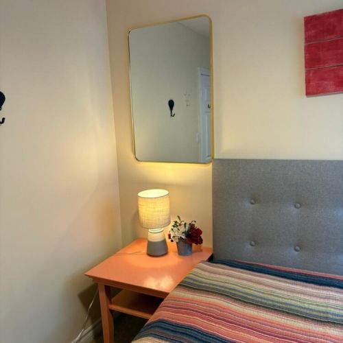 Nightstand and soft lighting for easy evenings and relaxed mornings.