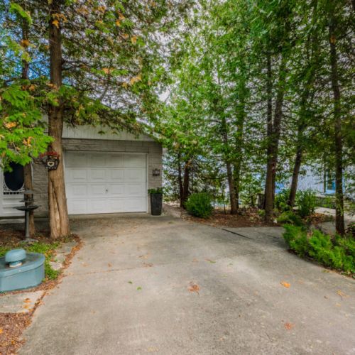 Ample parking and a serene wooded setting welcome you to Sunrise Retreat. Conveniently located just minutes from Lion’s Head Harbour, this peaceful driveway leads to your quintessential Bruce Peninsula escape.