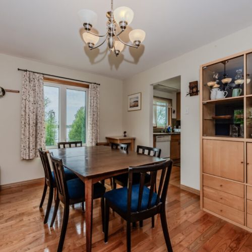 A relaxed dining room with plenty of space to enjoy meals, board games, or morning coffee before heading out to explore the Peninsula.