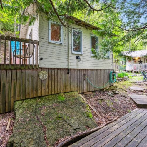 Welcome to Treetop Hideaway — a rustic yet cozy cabin tucked into the lush cliffs of the Niagara Escarpment. The elevated deck offers the perfect place for a morning coffee among the treetops or a quiet evening under the stars.