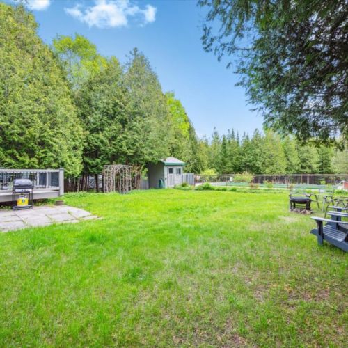 Gather by the fire pit, surrounded by forest and fresh air. Whether it’s s’mores, stargazing, or storytelling, this space invites quality time and connection beneath the trees.