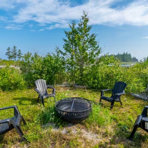 Gather around the outdoor firepit under the stars — ideal for roasting marshmallows, sharing stories, and stargazing.