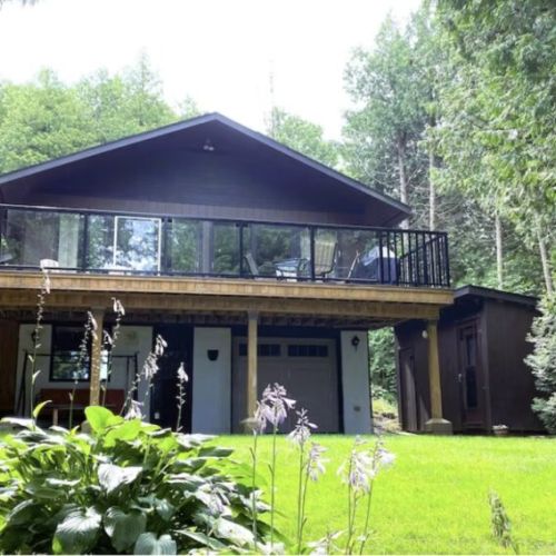 Welcome to TGIF Cottage! Country charm and modern comforts blended together seamlessly with the backdrop of Colpoy's Bay.