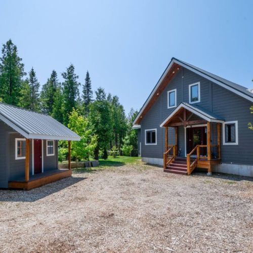 Welcoming entry with plenty of space for parking and easy access.