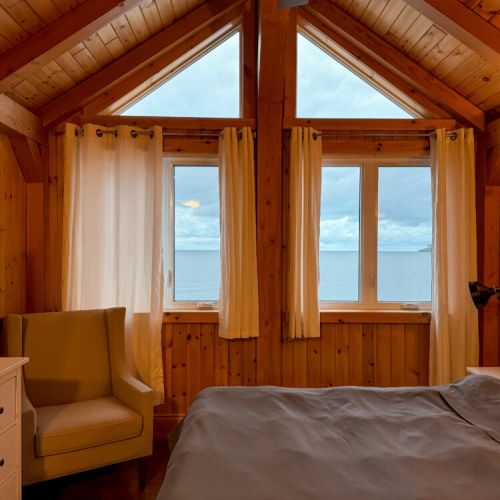 Wake up to breathtaking lake views from a bright and cozy bedroom—ideal for cottage escapes, couples retreats, and nature getaways.