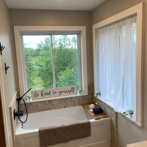 Enjoy a relaxing soak in the full bathtub with stunning views of the conservation area, where you might even spot deer grazing nearby. Perfect for families, the spacious tub is ideal for bathing children while taking in the serene surroundings.