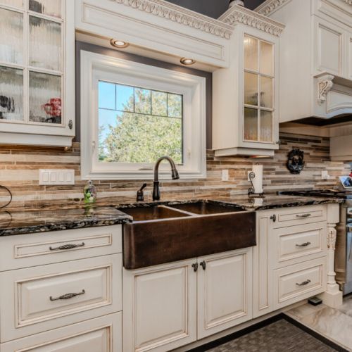 Charming cottage kitchen with a farmhouse sink, luxe finishes, and forest views—ideal for travellers seeking comfort, style, and nature on their lakeside retreat.