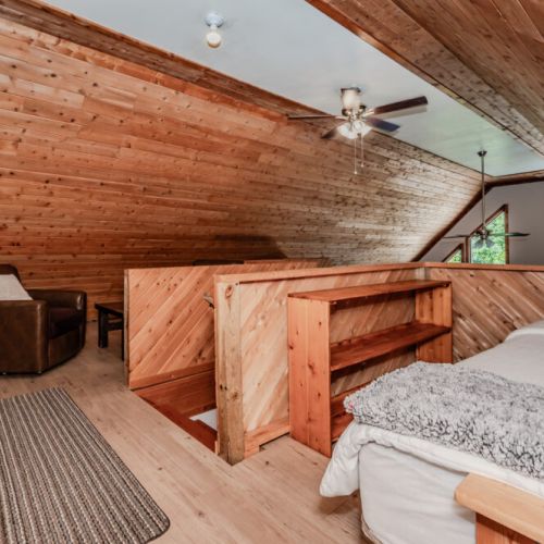 Rustic loft with cozy wood interiors, ideal for reading, relaxing, or unwinding after a day of adventure. A charming space for couples or small families.
