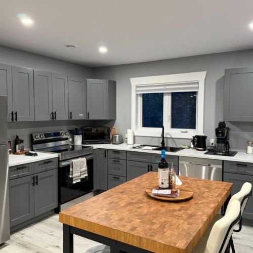 Fully equipped Sunset Bay kitchen with tons of prep space and modern finishes. Cook, snack, and serve with ease.